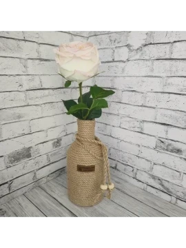 Ваза - бутылка из джута для цветов